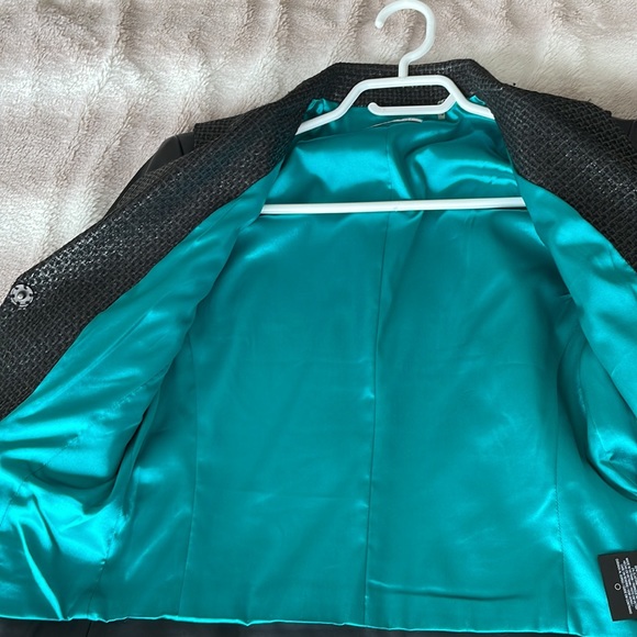 Tahari jacket faux leather and textured front and back on buttons - Picture 3 of 6